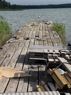 Knappt är säsongen över innan sommarens intäkter återinvesteras i fastigheten 😅 Nu blir det byggrenovering. Och det var verkligen på tiden.
Efter några tuffa år i våran ganska utsatta hamn måste bryggan renoveras och det blev en del förvånande skratt och några nästa oroande ord från snickarna som är vana att bygga bryggor när dom tyckte den var i oroande dåligt skick. Själva konstruktionen var av och det var bara toppdäcket som höll ihop den. Den är ju ändå från 60 talet ursprungligen, nu hoppas vi den ska få 50 nya år hos oss och våra båtar.
Vi använder det grövsta våran bygghandel kunde förse oss med impregnerade sparrstockar av kärnfuru där vi kilsågar varje skarv som först bultas ihop sedan bultas ytterligare stöd regel på och alla generalskarvar blir på flyttblocken av betong. Det blir tvärgående reglar denna gången till däcket för att tillåta mer rörelse i vågorna utan att skruvar ska gå av. Det är omkring 5 ton virke som åker av nu och lite drygt 5 ton nytt fräscht virke som åker på.
Men det var väldigt taskig tajmning med ovädret som verkar vara på ingång. Det blir omöjligt att jobba i hamnen om det blåser. Så i värsta fall får vi pausa bygget och vara utan bryggan till ovädret är förbi. Känns väldigt lämpligt när man bor på en ö 😱
/JA