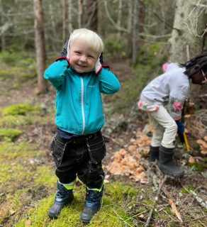 Idag blev en följa-med-pappa-på-jobb-i-skogen-dag.
Nu har vi gått över till att hämta torr ved från skogen. Skadade träd och nedfallna träd. Vilket innebär att de är lite mer otillgängliga och bökiga att få hem eftersom vi inte har några vägar i skogen. Men det är tydligen roligare för alla om hela familjen är med 😊
Barnen är (hyfsat) nöjda med att slå på ett träd med en pinne och inspektera svamp.
Och den gravida kvinnan sitter bredvid och tittar på. Men nån gång, efter att bebisen är ute och kroppen läkt, vill hon också lära sig om skog och skogsbruk. Nån gång i framtiden.
/J