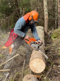 Att vara vedeldare, det är en förmån att äga och kunna nyttja marken runtomkring vårt boende till att ordna med mat, upplevelser och värme för den kalla tiden på året.
Vi vet nu att i rådande väderlek som får anses mild så förbrukar huset 1 travad kubikmeter barkborregran på 2 veckor.
Nästa mätning får bli i början på november för att ha lite sparade anteckningar till kommande säsonger.
Så det avverkas nu barkborregran för fullt då den är torr och går att elda samma dag den körs hem för någon har slarvat lite med planeringen🙄. Det blir några tunga veckor i skogen framöver för att ta hem 25 kubikmeter torrgran så den veden som redan ligger i boden kan få vänta till nästa års säsong då en vedeldare med god planering ligger minst 2-3 år före med sin avverkning. Tur är att skogen är full av barkborregran som står och väntar på en dålig planerare.
/A