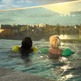 Nyp mig i armen - är det här en torsdag mitt i veckan för två arbetande småbarnsföräldrar?
Lovar att inte varje torsdag ser ut så här 🫣 men med två föräldrar som vill se möjligheter och lösningar i vardagen så kan en torsdag ibland se ut så här. Jag hade konferens med mitt jobb i Karlstad lunch till lunch onsdag-torsdag. ”#flood#risk#sweden” om forskningsprogram kopplat till översvämningsrisker och Alexander hade också konferens i Karlstad lunch till lunch fast torsdag-fredag, ”Vänerforum” om samarbete kring en hållbar utveckling av Vänern. Vi funderade ett tag på hur vi skulle lösa det med barn och barnvakt innan vi bestämde oss för att ta med dem och åka iväg hela familjen två nätter 🤷🏼♀️
Det är förstås lite pyssel för att få ihop det med gårdsvakt som ska bo och klara sig själv på gården, hålla barnen nöjda när det blir långa intensiva dagar, obetald tjänstledigt när den andra jobbar, kostnader för hotell osv och en dag på fastlandet är alltid lite av en uppoffring 😉
Men när vi lyckas kombinera småbarnsliv med jobb och samtidigt leva det liv vi vill leva så känner jag att det är lyx!
/J