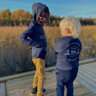 Pappan köpte nya profilkläder till barnen. Det tyckte han var kul.
Barnen också 😊
/J