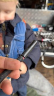 PROJEKT laga moppe lampan. Glädjen i att få kunna vara hemma var dag med sina barn att få sova siesta med dom, att låta vissa saker bara ta en halv dag för att dom ska få klippa kablar eller vara med och greja, stöket som blir ibland verktygen känns som något viktigt för att lära dom mer saker än att läsa🙄😂. Tacksamt att få så mycket tid att det ibland känns som det står still😍. /A+h