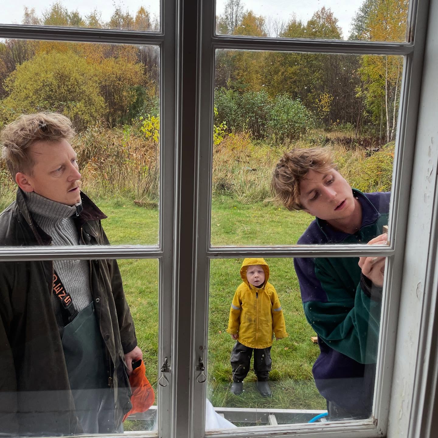 Arbetet med fönstren fortsätter. Fast vi gör inte så värst mycket (inget alls faktiskt) utan det är min bror som är här och hjälper oss. Guldvärt! Annars hade det inte blivit av kan jag säga. Inte just nu i alla fall.
Men nu börjar det bli lite för kallt för att vara utan fönster när de tas ner för att kittas och målas 🍂 Samtidigt är de i tillräckligt dåligt skick så vi inte vill vänta och det är nu vi har möjlighet att få hjälp. Så då får det bli lite kreativa lösningar 😊 Nuvhar vi gått över till att bara kitta innerfönstren innan de sätts tillbaks på plats medan ytterbågarna får lite mer kärlek. Sen upp med ett fönsterparaply utanpå för att skydda innerfönster och för lite extra isolering. Lite mera pill att få upp men det blir bra och gör så vi kan fortsätta ett tag till ❄️
/J