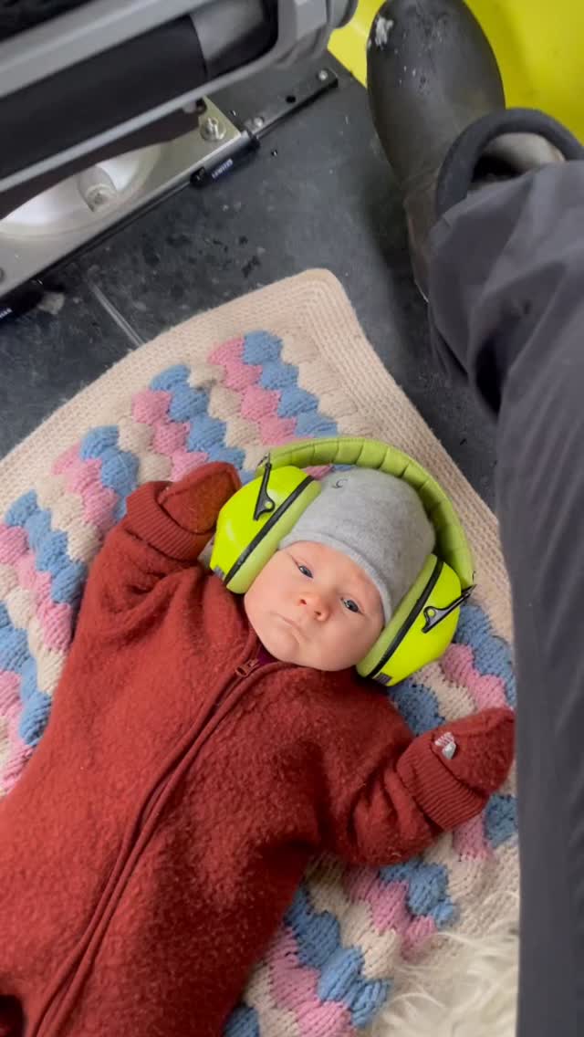 Första dagen på evigheter utan vind 💨 Då blev det en tur med svävaren för att kolla isläget! Vi såg flera olika sorters isar på vägen och vissa områden var fortfarande öppet vatten. 

Följ med på vårt ”Svävartyr” (svävare+äventyr) 😊

/J