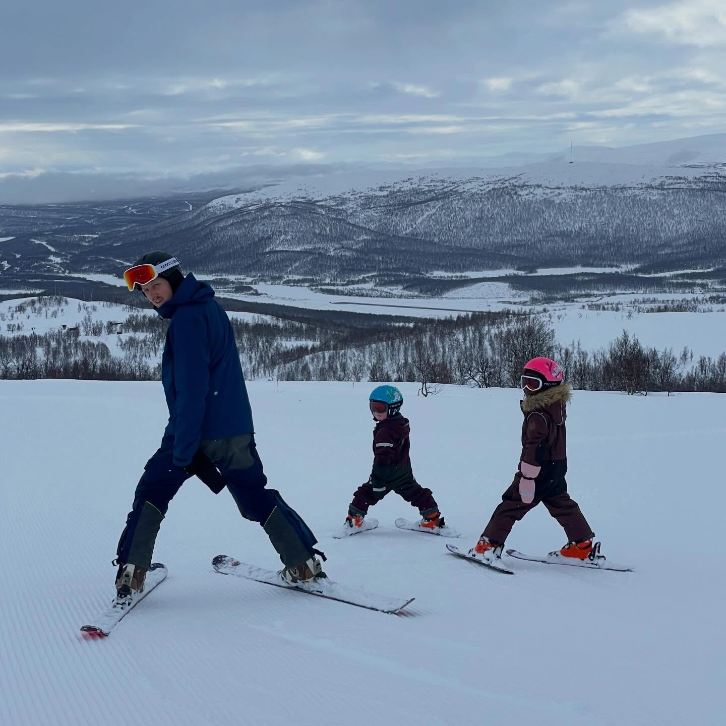 Vad har vi gjort 😱 Varför har vi lärt våra barn åka utför (man kan inte riktigt kalla det slalom🫣)? Jag gillar ju inte att åka utför. Kanske något åk någon gång ibland men inte hänga hela dagar eller veckor i backen. Och nu har vi själva skapat två individer som inte vill göra något annat 😅 

Tur pappan kan tänka sig åka med dem (han försöker hitta sin nya identitet som skidåkare eftersom han inte längre platsar i parken eller skogen) så får mamman och bebis harva på i något skidspår på egen hand. 

/J