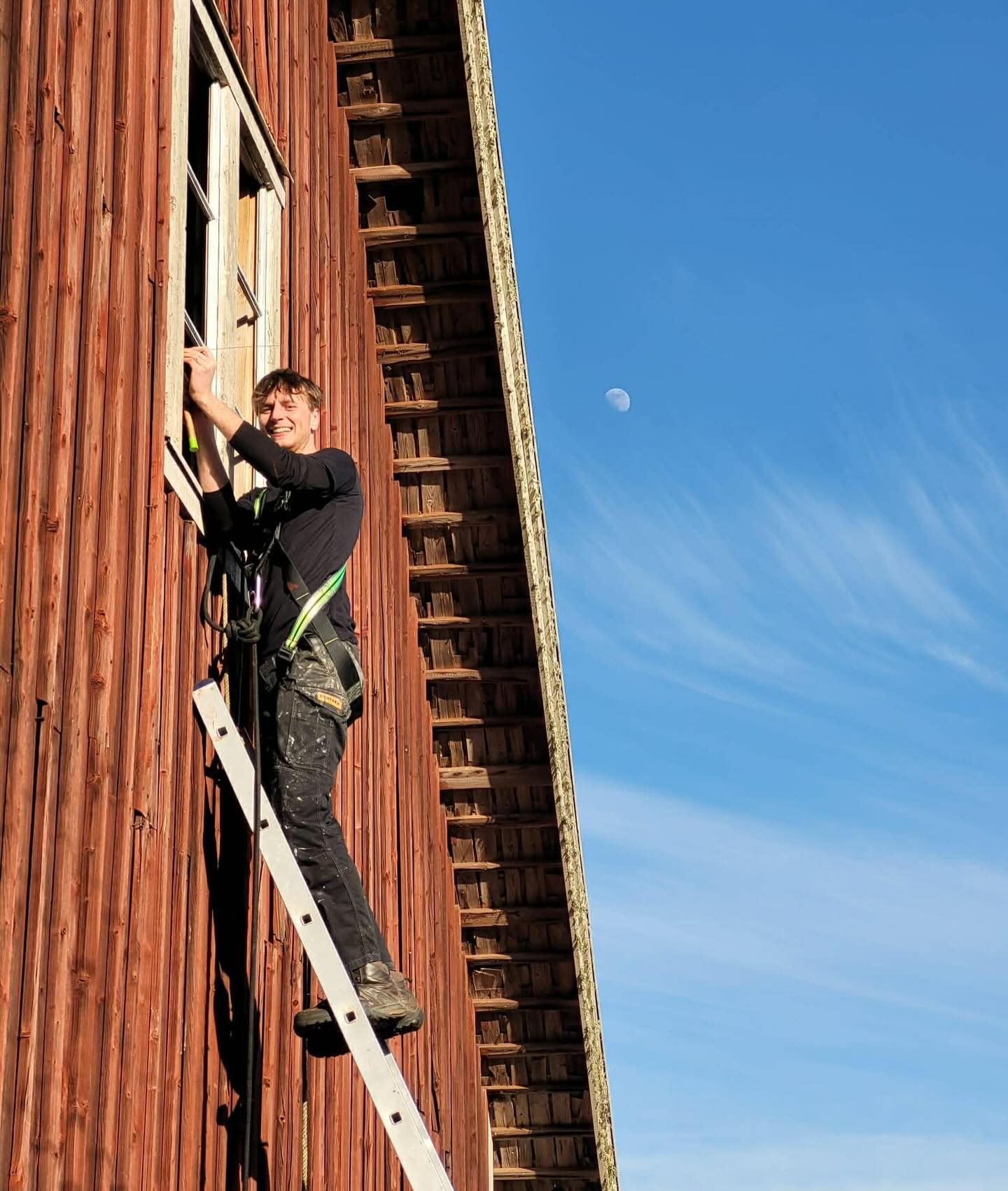 Idag har det varit hög nivå på jobbet! Renovering av fönster på hög höjd. 

Klart man ska ha spröjs även på ladan 😅 Men de var inte öppningsbara så de gick inte att plocka ner utan det var bara att klättra upp. Det har varit utan glas sen vi flyttade in och det är där vedförvaringen är så det har känts ganska angeläget att få ordning på det eftersom det känns lite tråkigt när det regnar på veden. 

Det kan tyckas överflödigt med ett fönster där uppe men det är fascinerande vad mycket ljus det (och alla springor i panelen) släpper in. 

Det är tur vi får hjälp med fönstrena av min fantastiska lillebror @j.ernvik som riskerar livet med att klättra på höga stegar 😱

/J