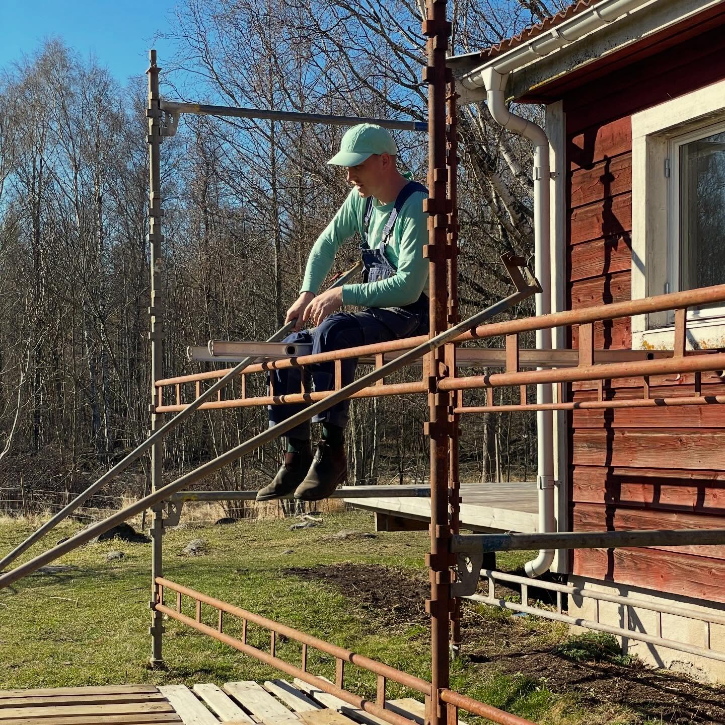 Idag kom byggnadsställningen upp 👍🏻 Vi köpte den för drygt ett år sen men har inte haft någon trall till den. Men nu är trallen beställd så nu provade vi sätta upp den. Känns så lyxigt att äga en byggnadsställning. Ännu lyxigare sen när den får trall så man kan stå på den 😅

När trallen väl är på blir det dags att borsta och sen måla. Just nu har fasaden nästan samma färg som byggnadsställningen 🫣

Bläddra till sista filmen för att se boven till varför jag filmar Alexander istället för att hjälpa till…

/J