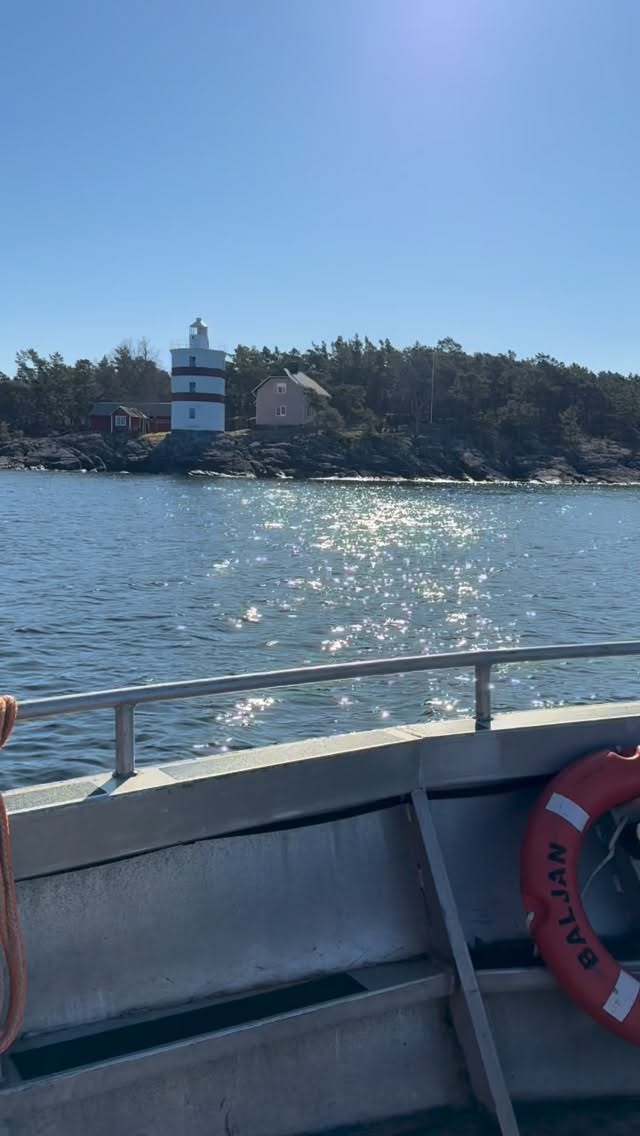 Häng med i en reel här om vår start på båtsäsongen som verkligen dragit igång fort for oss denna vår, båttaxi till Nationalpark, boende gäster i vår Tjänstebostad, assistans uppdrag åt försäkringsbolagen och snart är det dags för utbildning med fritidsbåtsåkare som vill lära sig mer om praktiska moment ombord. Det känns som att det långa vintern där isen släppte för bara drygt 4 veckor sedan har gjort att många ställt sig i start groparna för att snabbt komma ut på det böljande blå och i skärgården är det ett lugn som behöver upplevas. Tänk att som gäster få ha en hel Nationalpark helt för sig själva😳. Det är maffigt det. /A