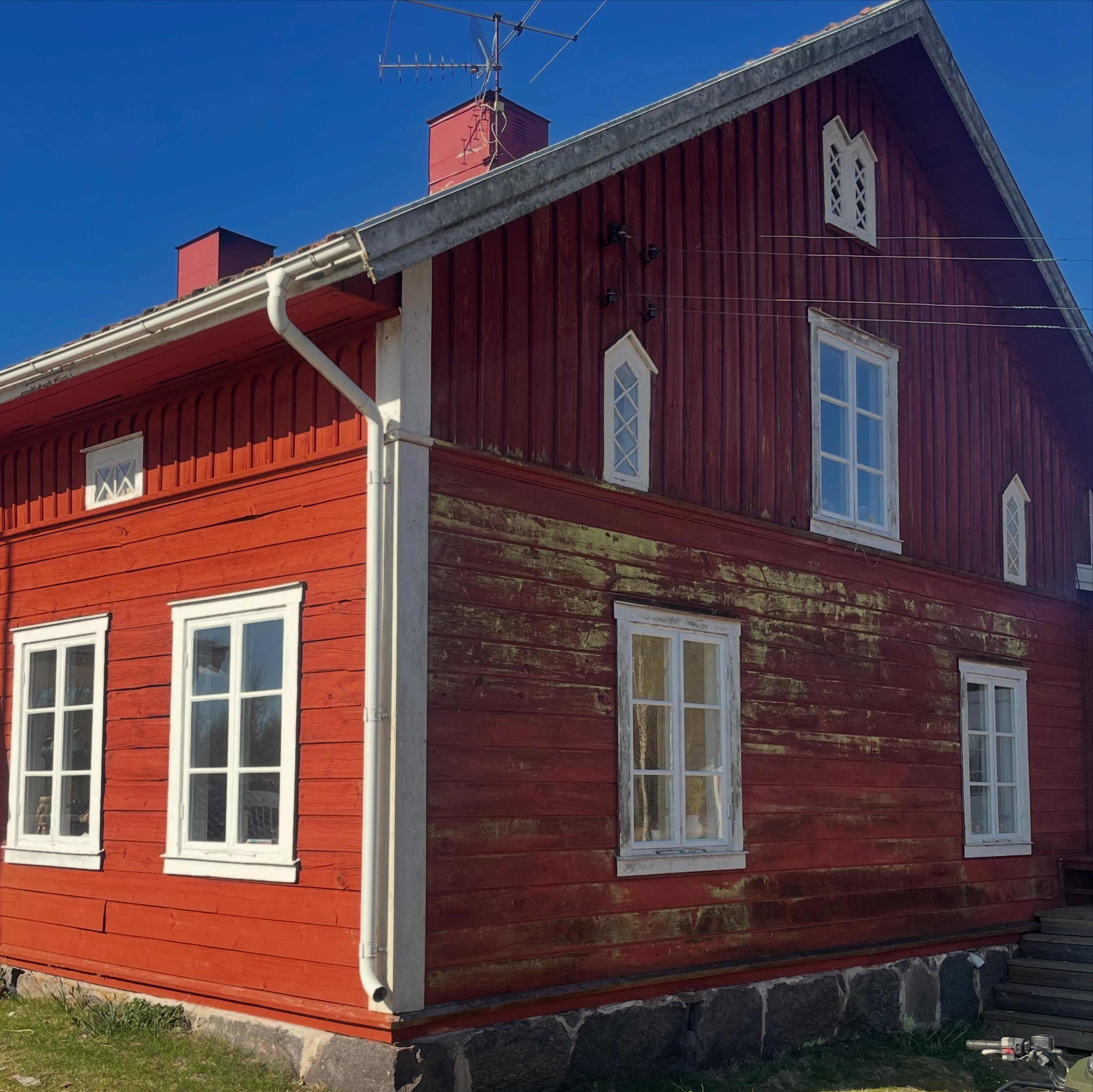 Tror ni vi hinner hela vägen till norrsidan i år?

Till vänster är östra sidan som vi målade för två år sen och till höger är norrsidan som det är dags att göra något åt 🫣 Men vi börjar med att måla tillbygget eftersom det är den delen vi hyr ut så inte hyresgästerna behöver ha mig hängandes utanför fönstret när de är här på semester 😅 Så får vi se hur långt vi kommer beroende på väder och hur mycket annat vi hittar på. 

Vi har många fasader i väldigt varierande storlek som man ofta har när man bor på en gård (ladugård, jordkällare, etc). I snitt har vi målat två fasader per år sen vi började. Vi har totalt 24st fasader så fortsätter vi i den här takten tar det 12 år att måla allt. Och falurödfärg rekommenderas att målas om efter 8-10 år… Så nu vet vi vad vi kommer göra varje sommar resten av våra liv 🙄

/J
