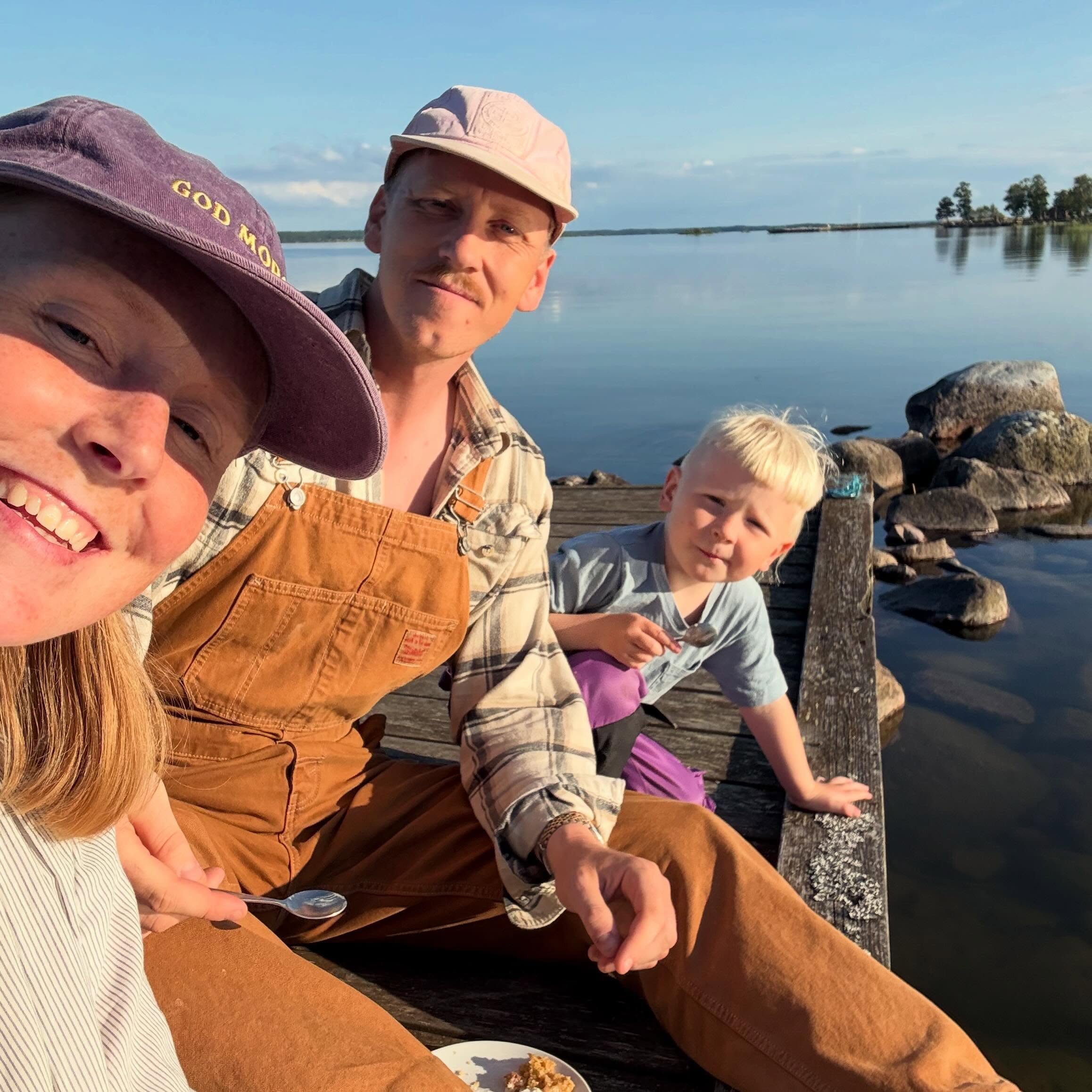 En sommarkväll i juni. Med bastu och rabarberpaj på bryggan. Vissa tyckte det var kallt och andra tyckte det var skönt.
/J
