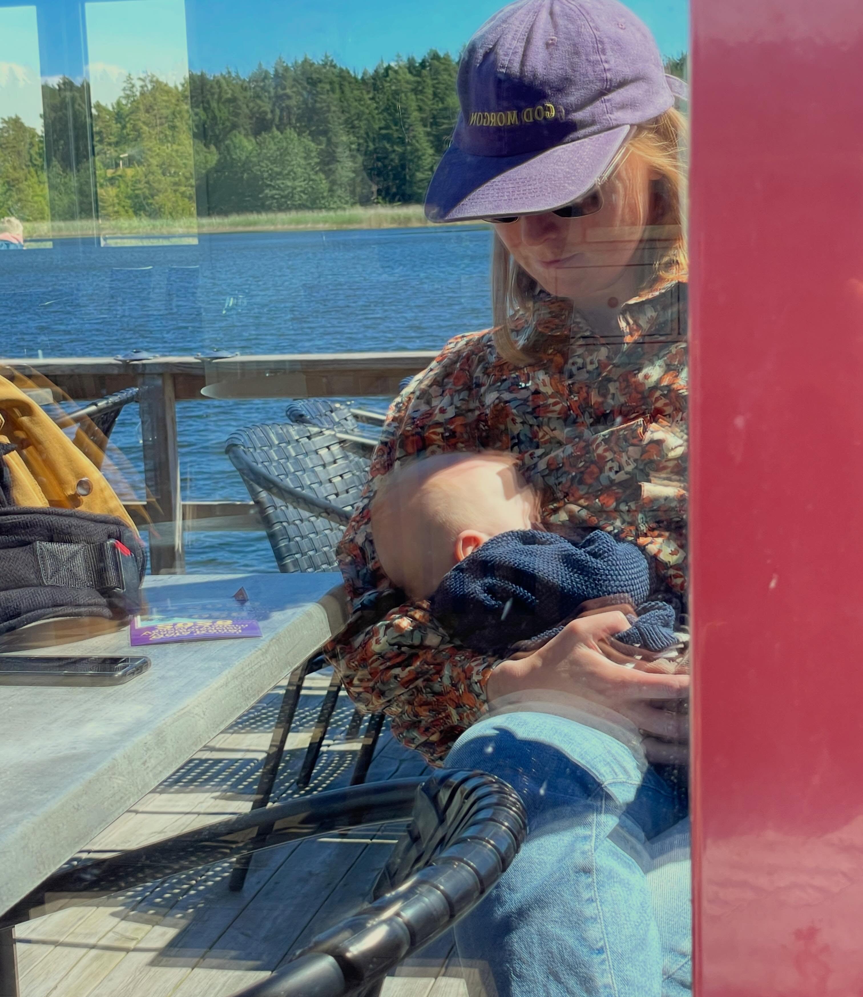 Idag var en ”följa-med-mamma-till-jobbet-dag”. Det är ett av de tillfällen jag upplever det besvärligt att ha två timmar resväg till jobbet. Det går inte riktigt att säga ”jag sticker hem och ammar bebis en snabbis så är jag tillbaka sen”. Så då får bebis följa med istället. Pappan fick också följa med och hålla bebis sällskap.
Möte och säga hej till alla kollegor på jobbet. Jobblunch på Läckö. Och sen fortsatte vi med en glass på Spiken innan vi vände hemåt igen 😊 Annars jobbar jag mest på distans vilket gör amning tusen gånger enklare 😅
/J