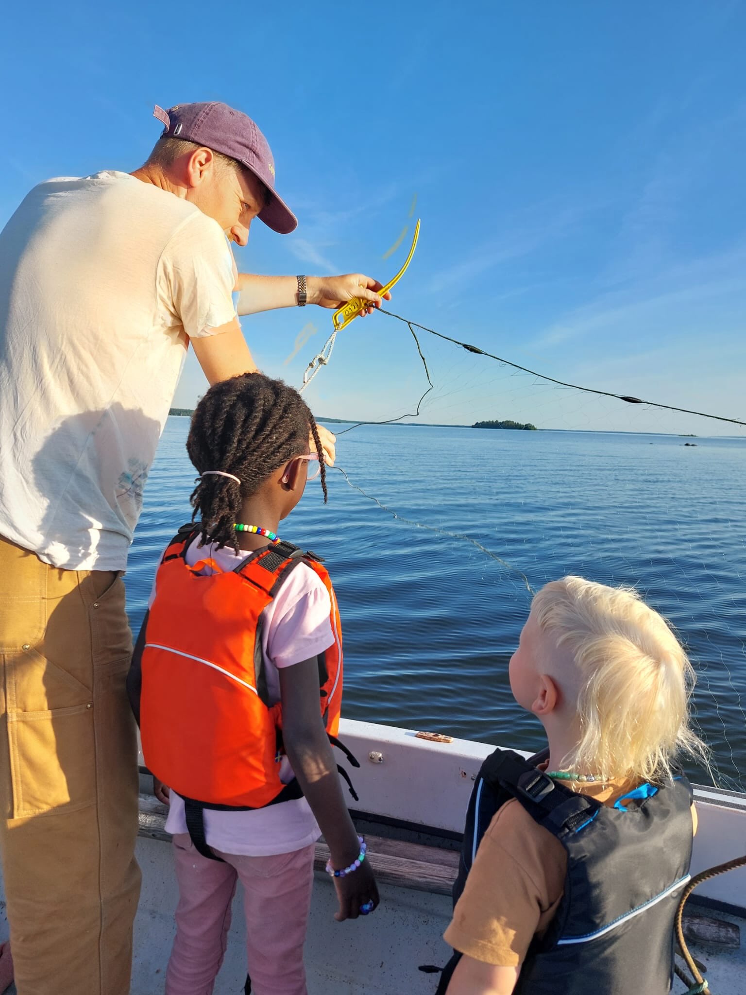Barnen har sedan en tid utryckt en längtan om att få fånga fisk med sina spön och det har gått dåligt då pappan saknar skills med kastspöet och metspöet har det visat sig, däremot har pappan redskapstillstånd och vi körde Jesus metoden om ni minns söndagsskolan, lägg näten på andra sidan båten och dom ska bli fulla och fulla det blev dom, med Braxen. Denna omtalade vita benrika fisk 🐟 som rätt tillagad och noga urbenad smakar helt okej. 

En sommarkväll med kärnminnen❤️ förhoppningsvis är det detta som blir deras barndom och dom stundtals rungande nej, vänta vi tar det senare kanske hamnar lite i skymundan🙄 
/A