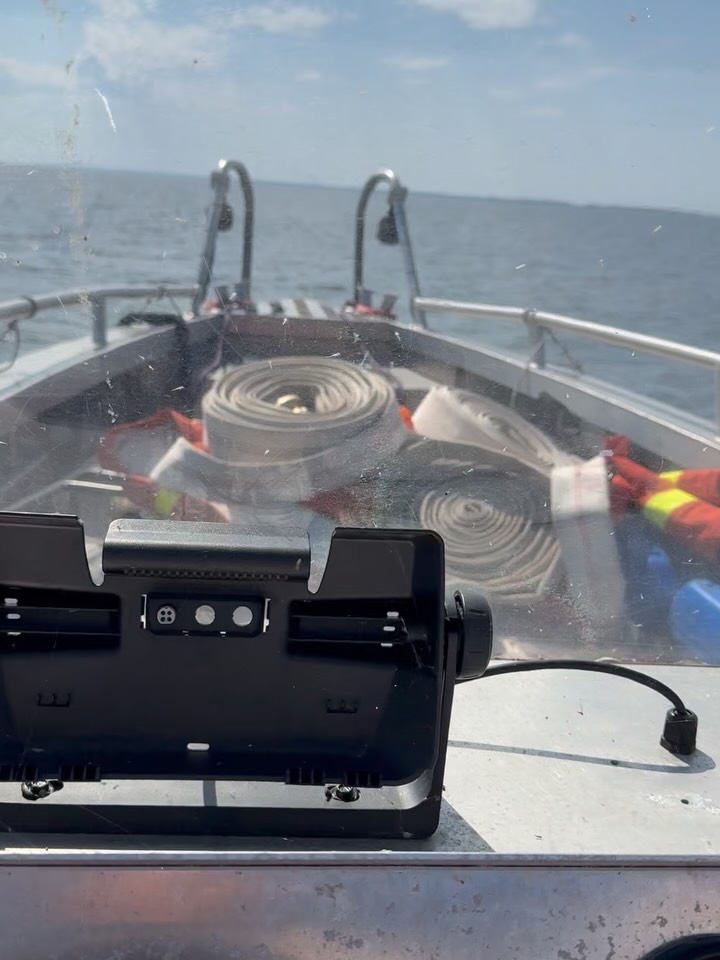 Idag brann det på en av våra grannöar, Kalvö. En ö som vi gillar väldigt mycket och ofta besöker. Antingen på utflykt eller för att hälsa på vår kompis som arrenderar gården men vi (Alexander) har också gjort flera arbeten åt LÄnsstyrelsen med naturvård och i perioder bott där flera dagar i sträck.
Det är en händelse som väcker mycket tankar och känslor.
Vi fick i uppdrag att ta med alla tillgängliga motorsprutor, bensin, flera 100 meter slang och munstycken från Storön för att stötta befintliga brandkåren och sjöräddningssällskapet som var på plats.
När beskedet kom att jag skulle samla ihop manskap och utrustning blev det stressigt och lite panik att lasta utrustning och hitta manskap. Väl i båten när vi styrde i högfart mot branden och började känna lukten och sticket i ögenen kom oron och beslutsångesten ska vi verkligen ge oss in i detta. På plats fick vi omgående gå in i området för att lösa av brandmännen som jobbat med släckning i över 1 timme dom behövde ut ur området för vila och vätska. Ganska snabbt efter att vi gått in i området som brann kallades alla styrkorna tillbaka då understöd av helikoptrar 🚁 som skulle vattenbomba hade kommit fram. Det var en stor tacksamhet att se dom ösa vatten på lågorna.
En dag som inte blir som du tänkt dig men endå en dag fylld av känslor. Först stress och lite panik som sen övergick till oro och eftertänksamhet innan det tillslut landade i tacksamhet.
Hade du kunnat vara med i Brandkåren?