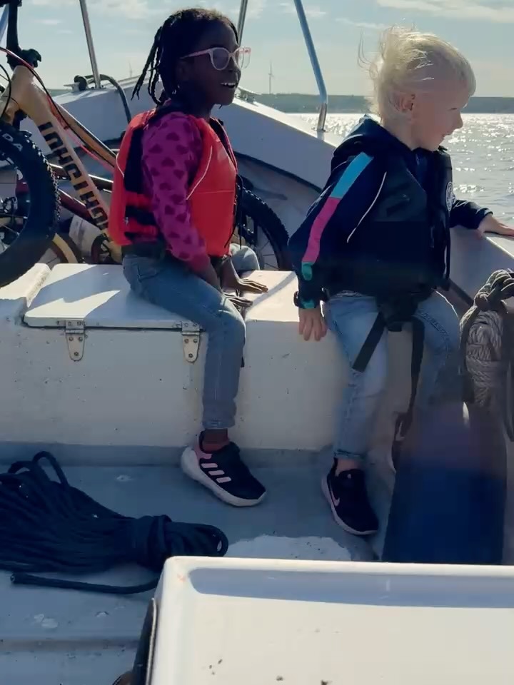 I början på veckan kom jag (Judit) hem efter en resa till Norrlands inland ensam med två barn. 18 timmar enkel väg med buss-buss-tåg-tåg-buss.
Så den här gången tänkte jag ”åh, vad smidigt att ta bilen”… men på något sätt lyckas det ändå bli omständligt när vi är igång 😅
Fast lite smidigt ändå att kunna lasta i båten hemma på ön och sen köra direkt upp med den bakom bilen utan att behöva lasta om.
Känns ändå självklart att ta med sig både båt och cykel när man ska på semester till västkusten.
/J