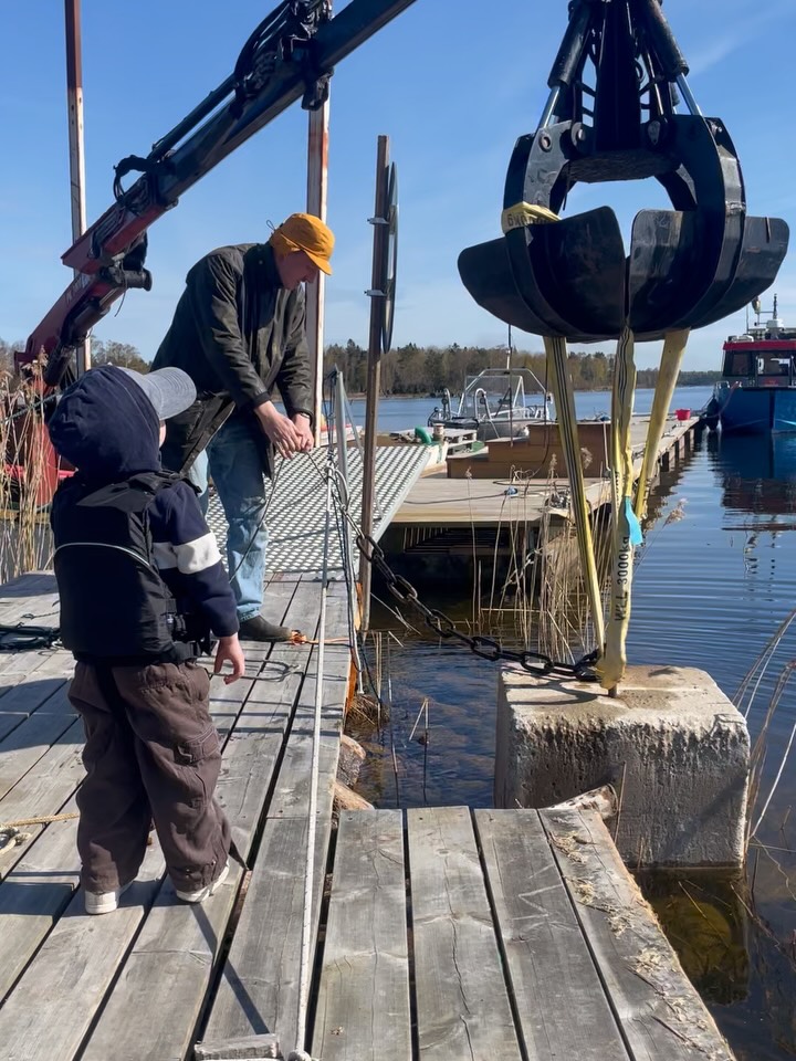 Dagens projekt blev att justera en vikt till bryggan som tog stryk i stormen Dave. När bryggan driver i vinden skaver den mot rampen och stenpiren. Så inget omfattande som gått sönder men onödigt skav - eller som H säger ”Hajen har käkat på bryggan” 😅

Både fantastiskt och bedrövligt att ha ansvar för en pråm. Den skaver mot bryggan och inte är den snygg heller men det är enkelt att lyfta i och flytta runt vikter så de hamnar rätt. 

/J