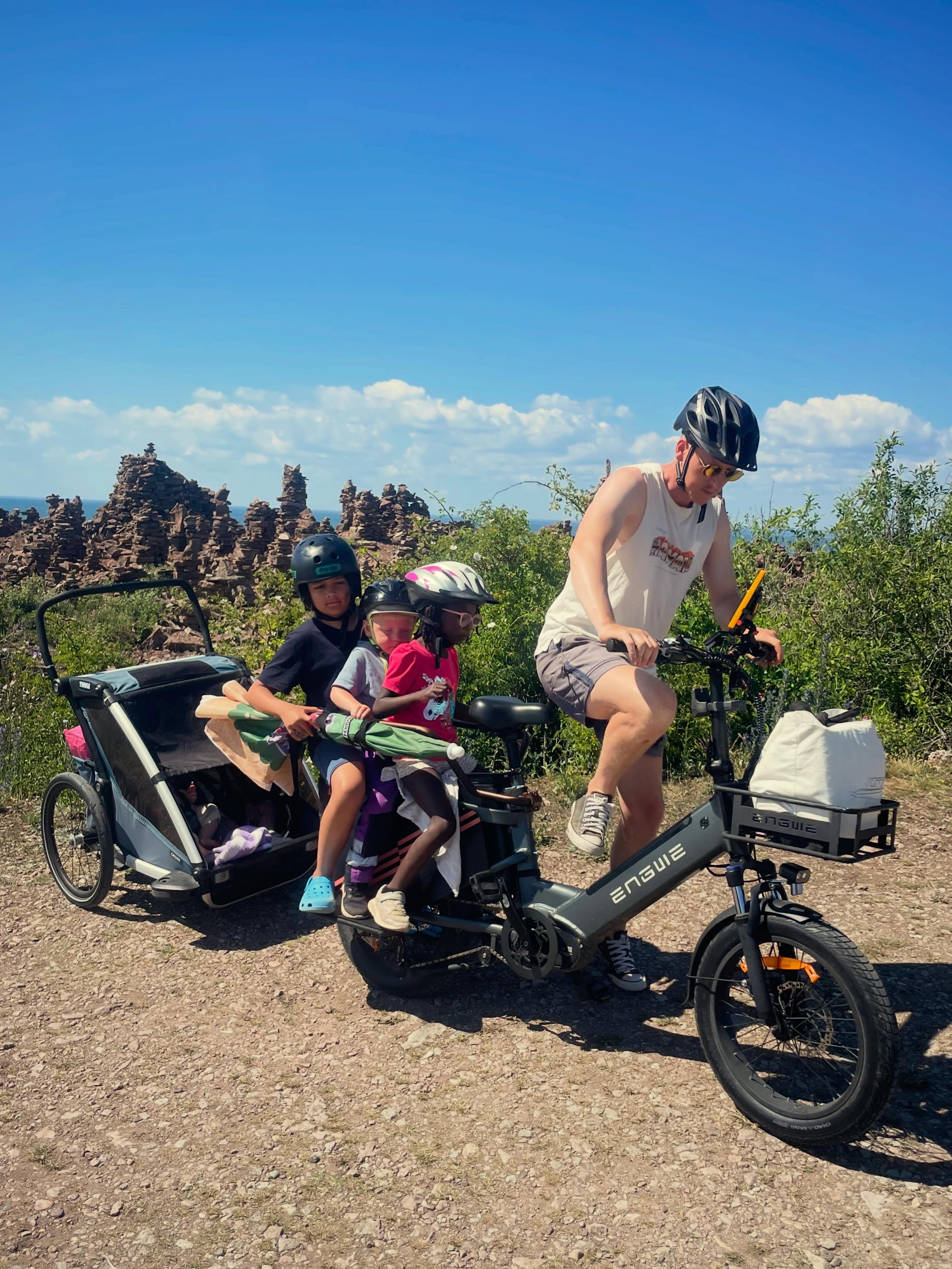 Den här cykeln 🧡 En eldriven longtail cargobike från Engwe 🚴 Perfekt för oss. Med cykelkärran får vi plats hela familjen eller så kan man ta med sig kusinerna istället 😊 För mig som är delvis uppvuxen utomlands får jag lite Thailand-vibe där man lastar hela familjen på en motorcykel 😅

Alternativet hade varit en lådcykel men det hade varit en mardröm att lasta i och ur båten när vi vill ha den till fastlandet och det hade inte gått att ta med den på cykelstället på våra semestrar med bilen. 

Men för tillfället är den billig. Den har haft sina utmaningar under åren och nu bestämde den sig för att avaktivera sig själv när vi var på väg hem från Sandvik med fem passagerare, i 30 graders värme, och i uppförsbacke 🫣

/J