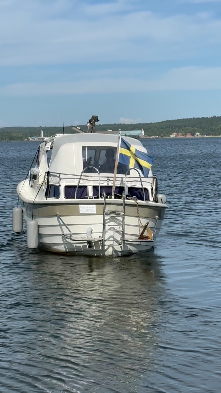 Den eldrivna Saga 27an. Den har susat ljudlöst fram över Vänern, Vättern, genom götakanal och varit ute och vänt i Östersjön sedan sommaren 2023. Snart 2000 timmar har den elektriska drivlinan snurrat på och fraktat runt på 37st olika sällskap och nu drog säsongen 2026 igång. Roligt tycker vi att många vill nyttja den gamla båten från 1976 förvisso med en hel del uppgraderingar sedan dess men mycket är original fortfarande. Nu hoppas vi säsongen ska gå lika felfritt som dom andra och vem vet kanske vi själva får till en tur iår.
/A