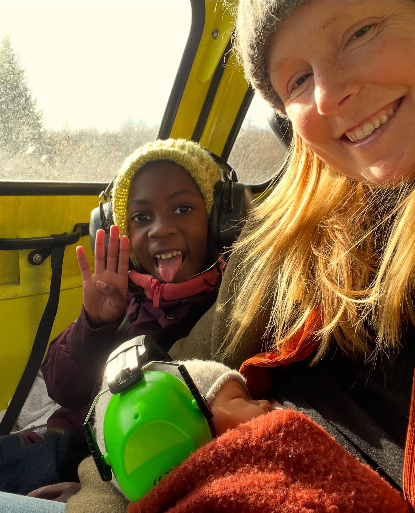 Jag tror väderguden har Instagram! Efter vårt gnäll-inlägg igår så frös sjön under natten ✌🏻 och som om det inte skulle räcka skiner solen 🔆

Tog självklart tillfället och åkte över till fastlandet. Premiärtur för mamman i den nya svävare och livets första tur för bebis 😊 Han verkar inte lika såld som storebror H var i den åldern som somnade direkt när motorn startade (även om han var ståendes 😅) men efter att ammat en stund sov han gott. 

Med sådana här förutsättningar är det bra mysigt att åka svävare ändå 🚀 Men fortfarande lite träligt att köra, isen har fryst på ett sånt sätt att den är väldigt knöglig och vass vilket för den svårkörd och det är fortfarande öppet vatten på flera ställen. 

/J