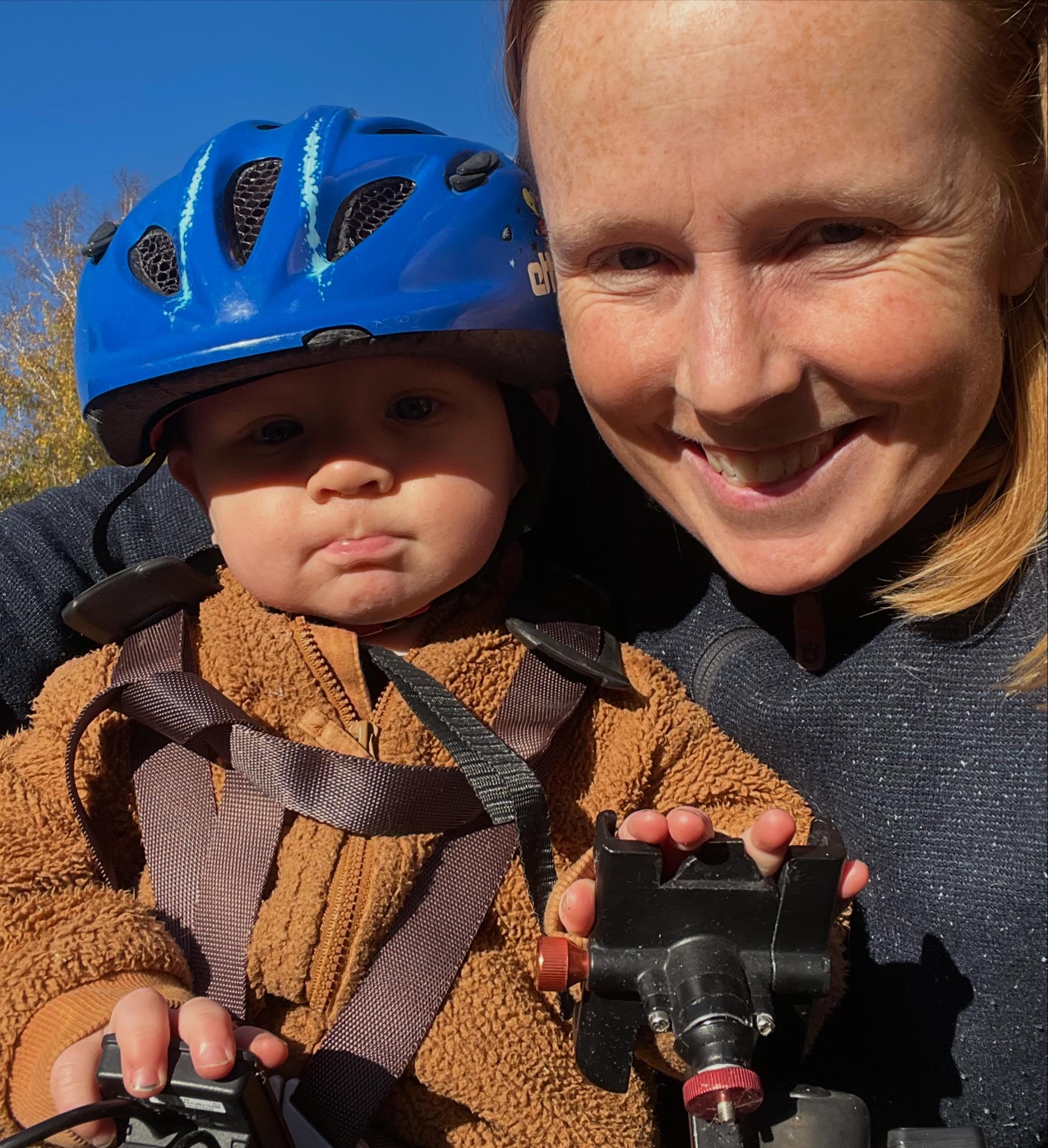 Det var så fint höstväder idag så det fick bli en premiärtur i cykelstolen för bebis. Resten av familjen tog skogsrundan och vi möttes upp på den något mindre skumpiga vägen. Cykelstolen var succé men att behöva ha hjälm kan vara den största kränkningen han utsatts för i sitt 10månaders liv 😅 Tur det fanns en liten skärm på cykeln som kunde distrahera. 

/J